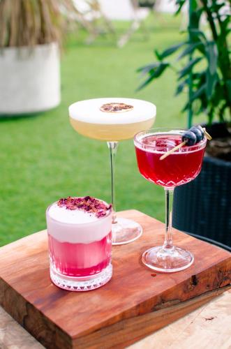 two cocktails on a wooden tray with two glasses at Zamek Dubiecko in Dubiecko