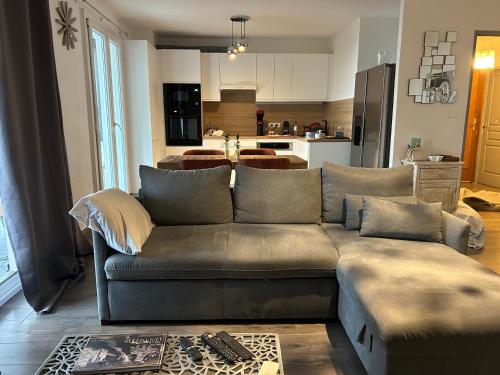 un salon avec un canapé et une cuisine dans l'établissement Duplex F4 sanguinaires à 5 mn de la plage, à Ajaccio