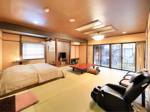 um quarto com uma cama e uma mesa de bilhar em Saikatei Jidaiya em Kaminoyama