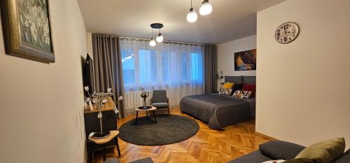 una pequeña sala de estar con cama y sofá en Przytulnie w samym centrum Warszawy, en Varsovia