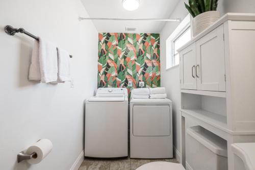een badkamer met 2 koelkasten in een kamer bij Phillips BunkHouse by the Sea in Fort Lauderdale