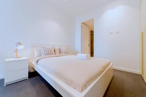 Ένα ή περισσότερα κρεβάτια σε δωμάτιο στο Fawkner Apartment Bay-view 5