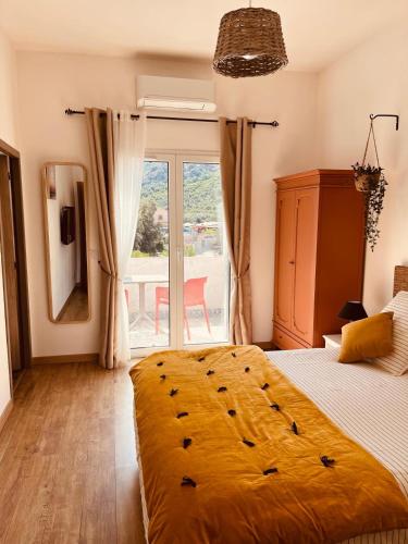 une chambre avec un grand lit et une grande fenêtre dans l'établissement Résidence Casa TOGA, à Galéria