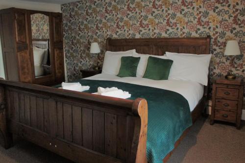 1 dormitorio con 1 cama grande y espejo en Star Inn Hotel en Upton upon Severn