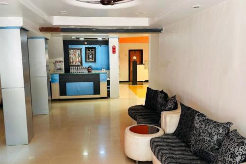 uma sala de estar com dois sofás e uma mesa em Hotel Blue Heaven em Mahabaleshwar