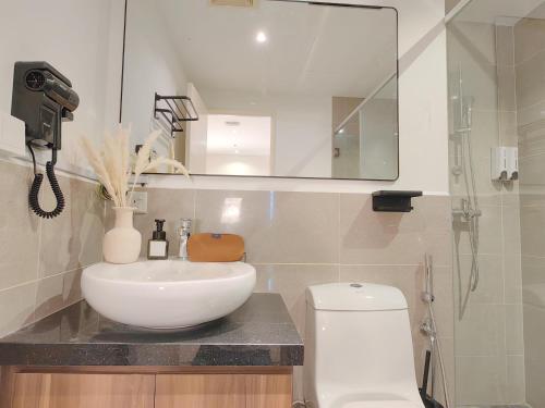 Un baño con un lavabo blanco y un inodoro. en The Ovation - Bangsar Trade Centre, en Kuala Lumpur