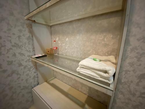 un asciugamano è seduto su uno scaffale in un armadio di Griya RW Family Guest House Redpartner a Solo