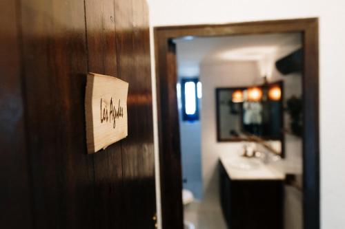 La salle de bains est pourvue d'un miroir et d'un lavabo. dans l'établissement CAN LLOBET Espai Rural Slow, à Fogars de Montclus