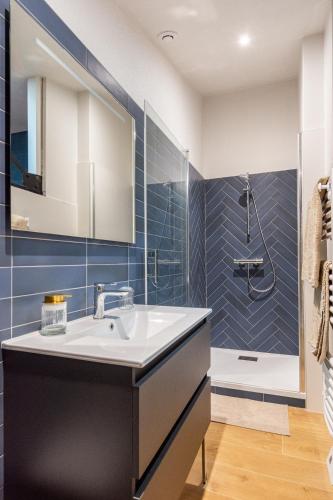une salle de bain avec un lavabo et une douche dans l'établissement Duplex industriel sur l'île de Nantes, à Nantes