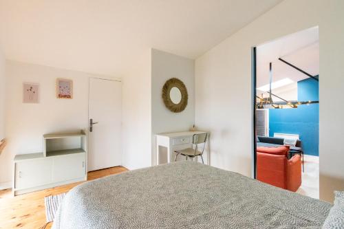 une chambre avec un lit et un salon dans l'établissement Duplex industriel sur l'île de Nantes, à Nantes