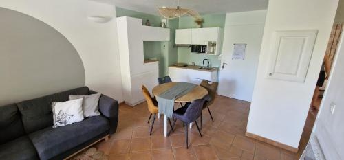 un salon avec un canapé et une table dans l'établissement Appartement sur golf de L'Isle-Sur-La-Sorgue, à Saumane-de-Vaucluse