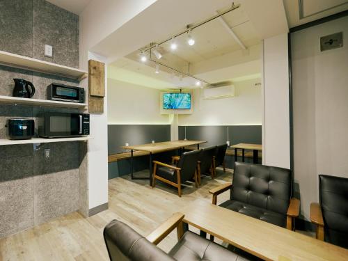 TV a/nebo společenská místnost v ubytování Akasaka Guesthouse HIVE