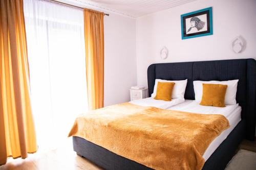 Ένα ή περισσότερα κρεβάτια σε δωμάτιο στο Vila Luna Valea Avrigului