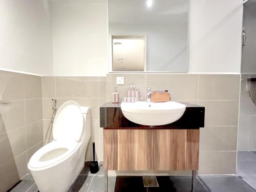un bagno con lavandino, WC e specchio di The Bourke - Bangsar Trade Centre a Kuala Lumpur