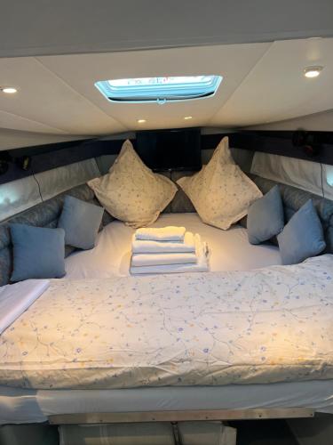 מיטה או מיטות בחדר ב-Bateau plaisance hotel Antibes