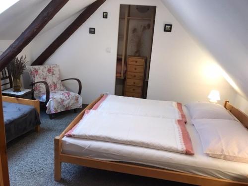 Кровать или кровати в номере Apartmán Bechyně