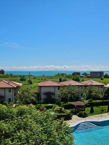 Blick auf ein Resort mit Pool in der Unterkunft Трехкомнатный апартамент с видом на море in Aheloy