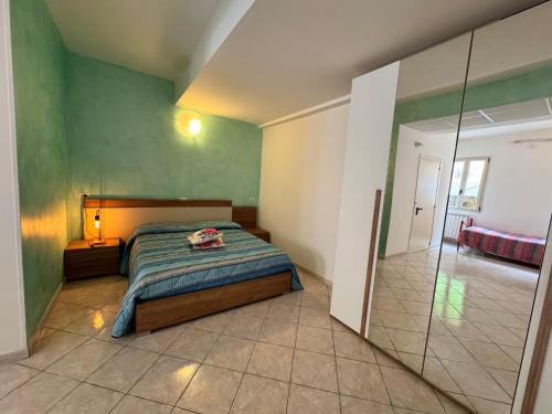 1 dormitorio con 1 cama y 1 habitación con espejo en Da Bosio en Genga