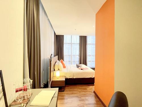 una stanza d'albergo con un letto e una finestra di The Lonsdale - Bangsar Trade Centre a Kuala Lumpur