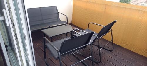 deux chaises et une table sur un balcon dans l'établissement Montagna verde, à Strasbourg