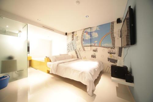 A bed or beds in a room at Jongno Hotel Pop Leeds Premier