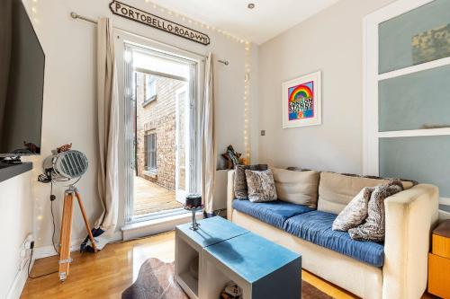 Area tempat duduk di Charming Two Bed Maisonette in Notting Hill