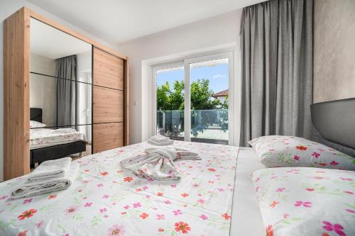 Luxury Apartments-LA Dino Maky