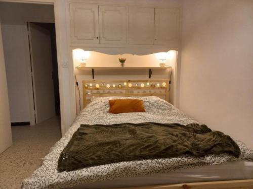 um quarto com uma cama com um cobertor em Appartement 3 pièces + parking em Cagnes-sur-Mer