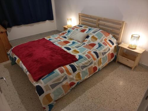 uma cama com um edredão colorido num quarto em Appartement 3 pièces + parking em Cagnes-sur-Mer