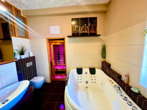 een badkamer met een bad, een wastafel en een toilet bij Anna's Spa in Boedapest