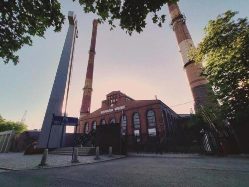 budynek z dwoma kominami przed płotem w obiekcie Brynów Point w mieście Katowice