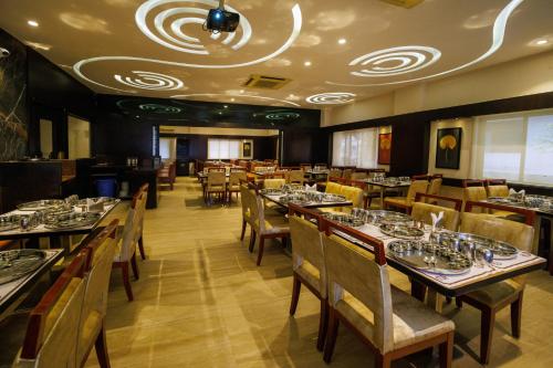 Un restaurant u otro lugar para comer en Hotel Celebration