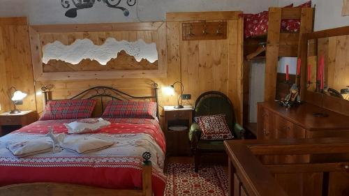 a bedroom with a bed and a desk and a chair at La Stazion in Paderno