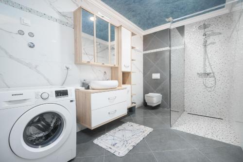 a bathroom with a washing machine and a shower at Luxury Apartments-LA Dino Maky in Vodice
