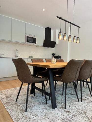 une salle à manger avec une table et des chaises en bois dans l'établissement Villa Elisabeth, à Versailles