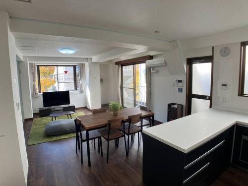 een keuken en woonkamer met een tafel en stoelen bij 洗足21 in Tokyo