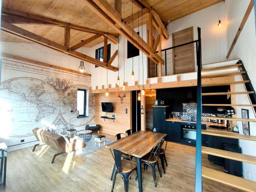 une cuisine et une salle à manger avec une table et des chaises en bois dans l'établissement Cocon de caractère au cœur des vignes Alsaciennes, à Bergheim