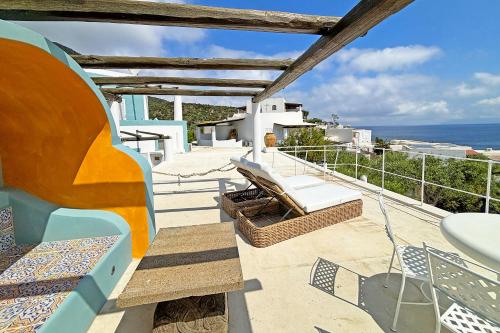uma varanda com cadeiras e vista para o oceano em Casa Ambra em Panarea