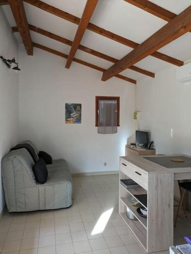 un salon avec un bureau et une chaise dans l'établissement Petite Maison terrasse privée St Martin d'Ardèche, à Saint-Martin-dʼArdèche