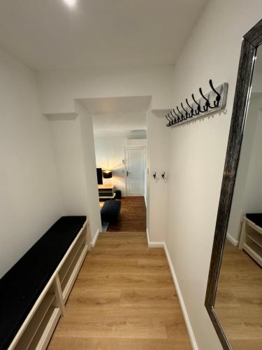 - un couloir avec un miroir et un canapé dans l'établissement Villa Elisabeth, à Versailles