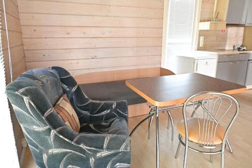 クライペダにあるGirulių poilsiavietės namelis - IXのキッチンにテーブルと椅子、テーブルと椅子