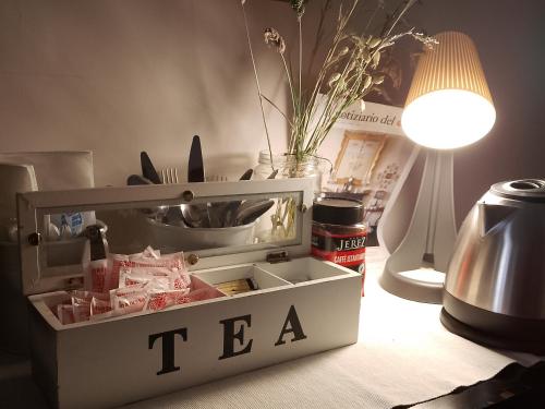 a white box with the word tea sitting on a table at Vecchio Treno guest house in Tivoli
