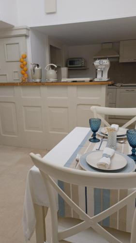 a white table and chairs in a kitchen at Sea Suites in Ugento