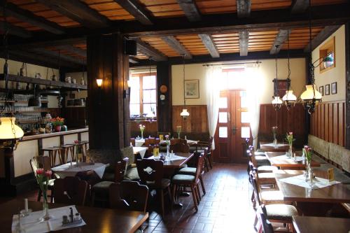 een eetkamer met tafels en stoelen in een restaurant bij Lauenburger Mühle in Lauenburg