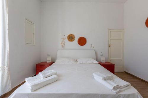 ノーチにあるCasa di Giu' by BarbarHouseのベッドルーム1室(白いベッド1台、タオル2枚付)