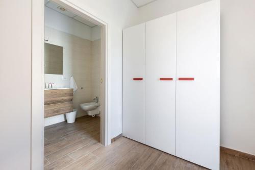 ノーチにあるCasa di Giu' by BarbarHouseの白いバスルーム(トイレ、シンク付)