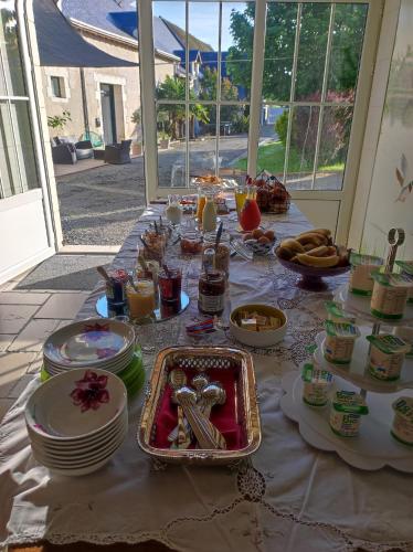 une table avec des assiettes et de la nourriture au-dessus dans l'établissement La Poignardière, à Châtillon-sur-Indre