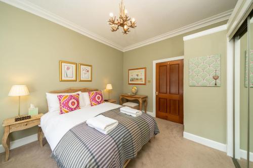 מיטה או מיטות בחדר ב-Binrock Lodge