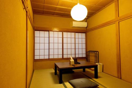 ein Zimmer mit einem Tisch in einem Zimmer mit gelben Wänden in der Unterkunft Little Japan Echigo in Yuzawa