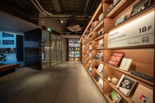 大阪市にある東急ステイ大阪本町の壁に書籍を置いた店舗廊下